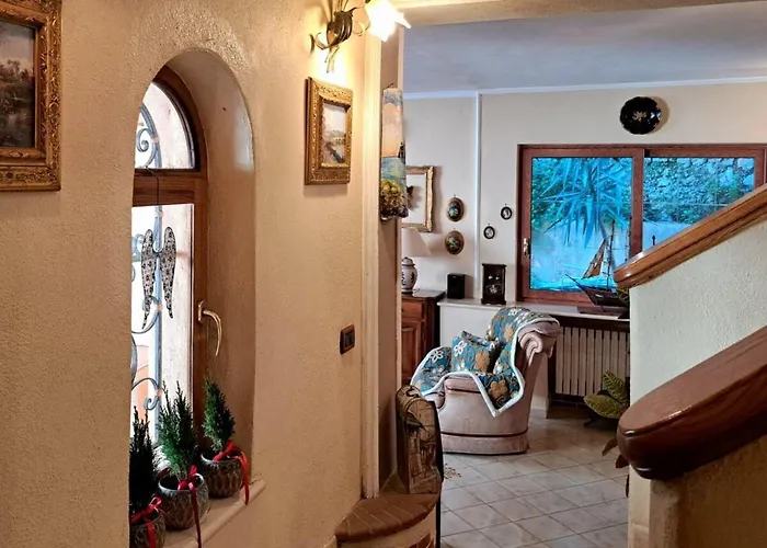 Domus Aenaria - Elegant & Spacious - Walk To